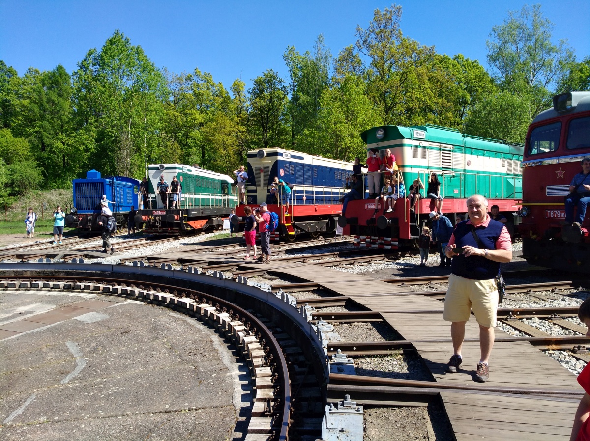 Obecenstvo čeká na přehlídku lokomotiv - foto 518