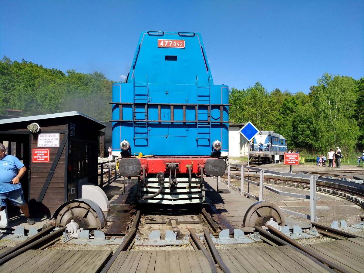 Parní lokomotiva Papoušek 477.043 na točně - foto 564